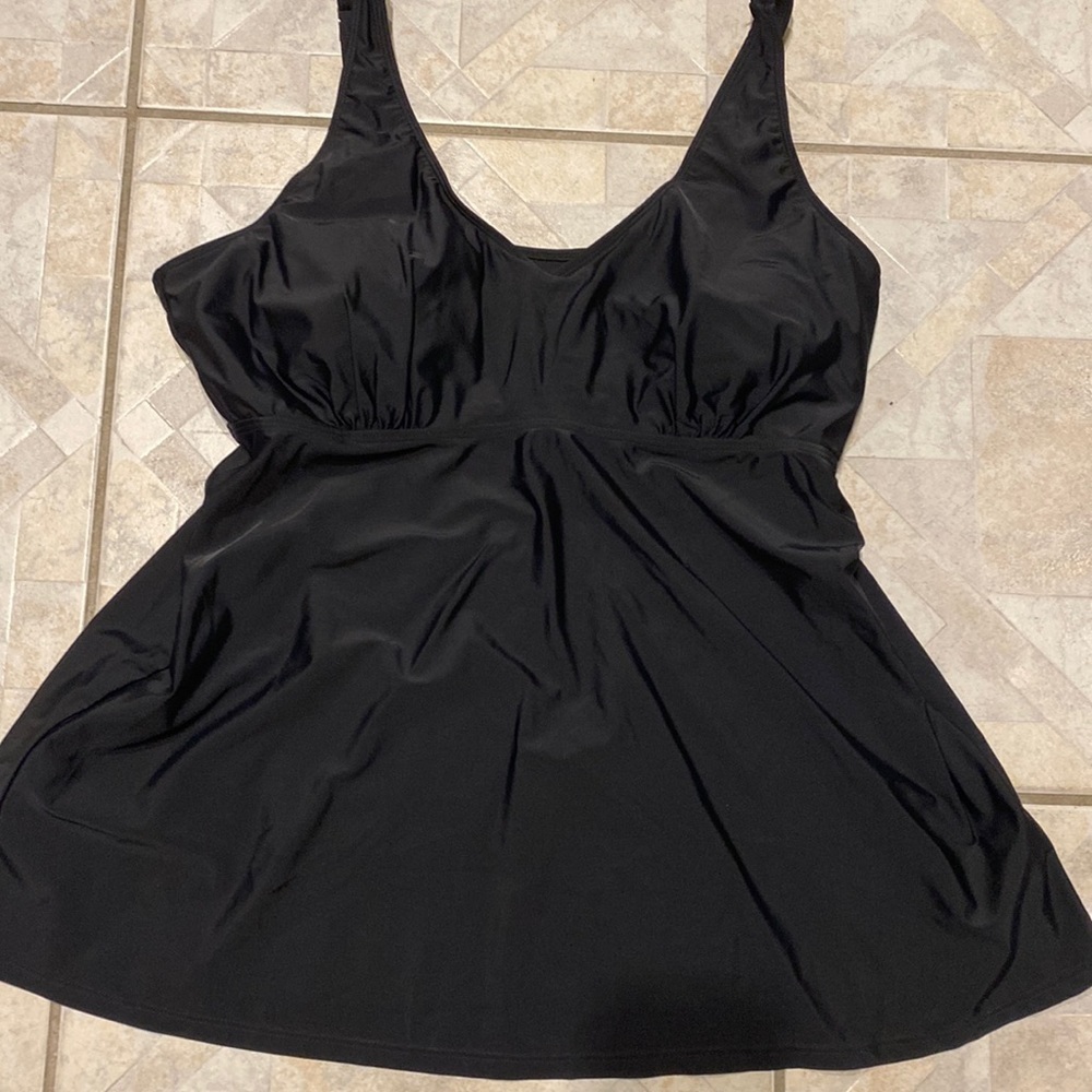 L Unbranded solid black stretch built in padding plus size swimsuit top 3X EUC